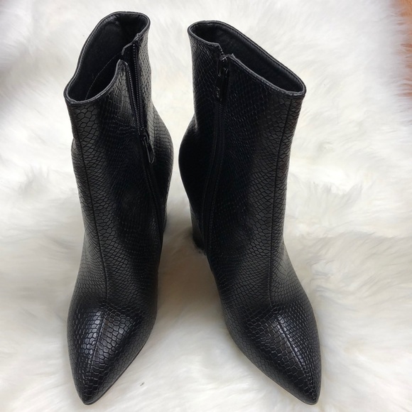 Boohoo Shoes - Boohoo snakeskin boots Sz: 4 in BNWT Condition